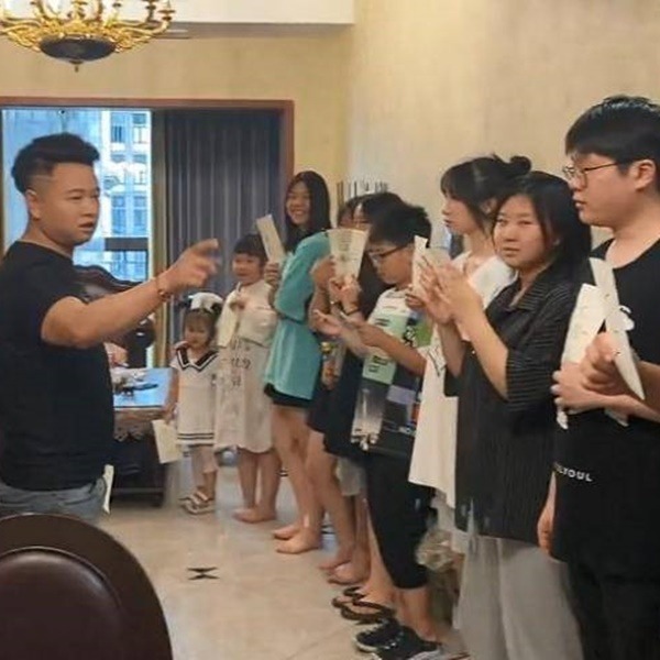  Anh Trương điểm danh những đứa cháu trước khi ra ngoài để đảm bảo không sót ai. (Ảnh: Sohu)
