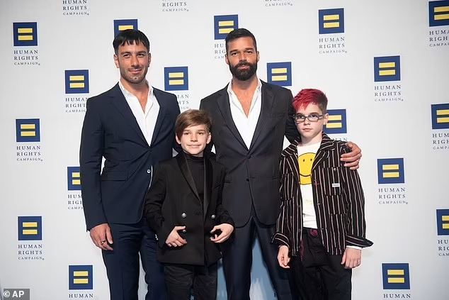 Ricky Martin (phải) và họa sĩ Jwan Yosef (trái) kết hôn từ năm 2017 và có với nhau 4 người con.