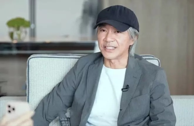 Hình ảnh Châu Tinh Trì trả lời phỏng vấn đài CCTV. (Ảnh: Sina).