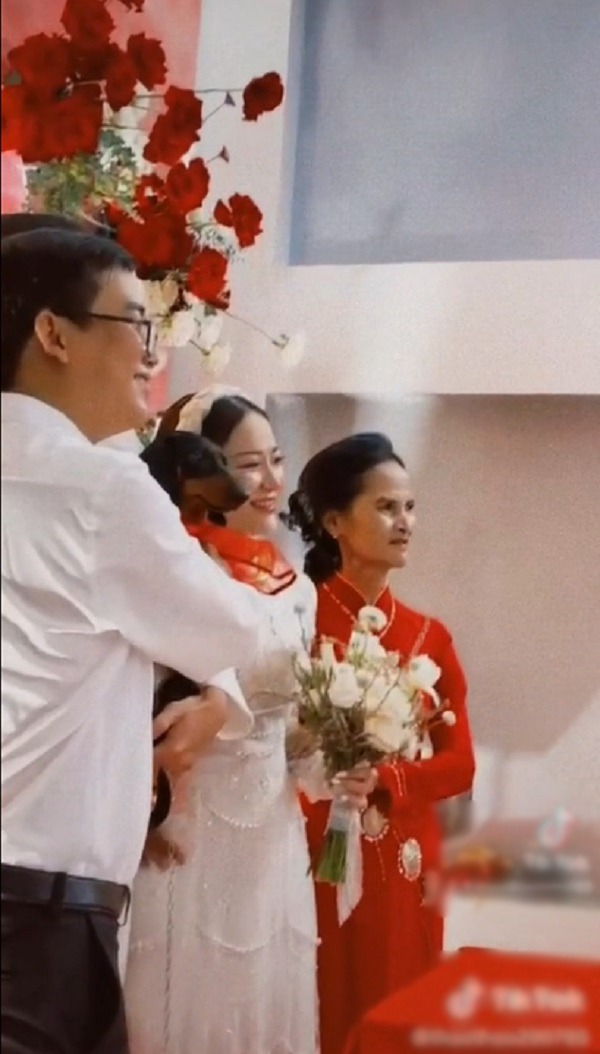  Người mẹ nuốt nước mắt vào trong để lo chu toàn cho hôn lễ của con gái.&nbsp;(Ảnh: Cắt từ TikTok L.T.T)
