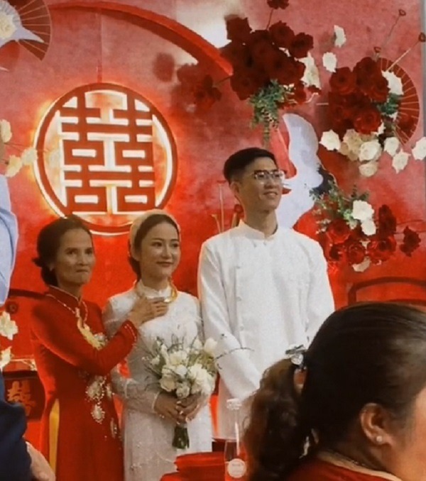  Cô dâu nén đau thương để hoàn thành xong lễ cưới.&nbsp;(Ảnh: Cắt từ TikTok L.T.T)