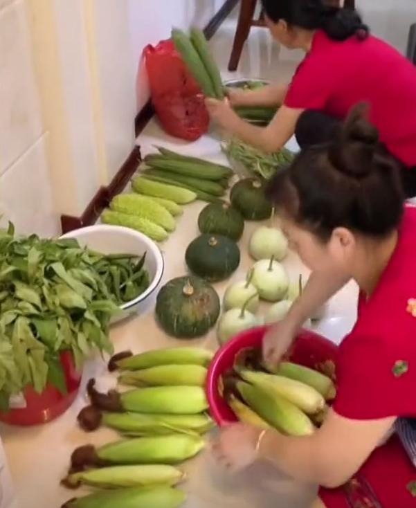  Ngay cả rau cũng phải là loại tươi, sạch nhất.&nbsp;(Ảnh: Chụp màn hình Douyin)