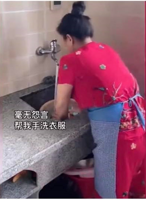  Từ giặt quần áo đến dọn dẹp nhà cửa, mẹ chồng đều thay con dâu đảm đương.&nbsp;(Ảnh: Chụp màn hình Douyin)