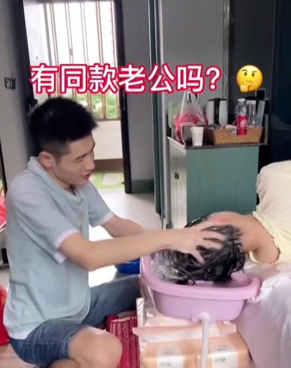  Chồng sau khi đi làm về gội đầu giúp vợ.&nbsp;(Ảnh: Chụp màn hình Douyin)