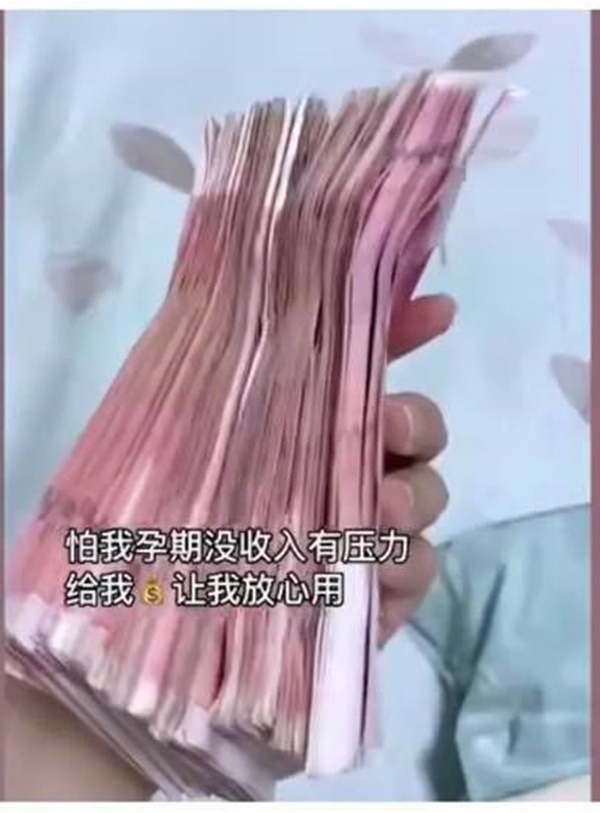  Cô con dâu còn được bố mẹ chồng tặng cho khoản tiền lớn.&nbsp;(Ảnh: Chụp màn hình Douyin)