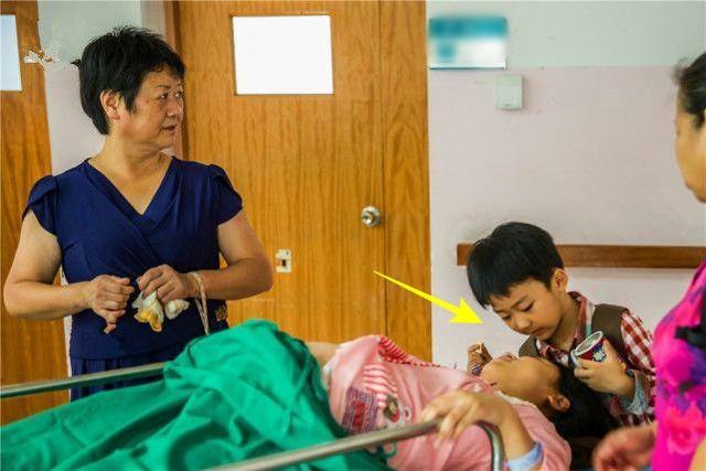  Cậu bé 7 tuổi khi ấy hiểu chuyện đến mức khiến người ta đau lòng. (Ảnh: KKnews)