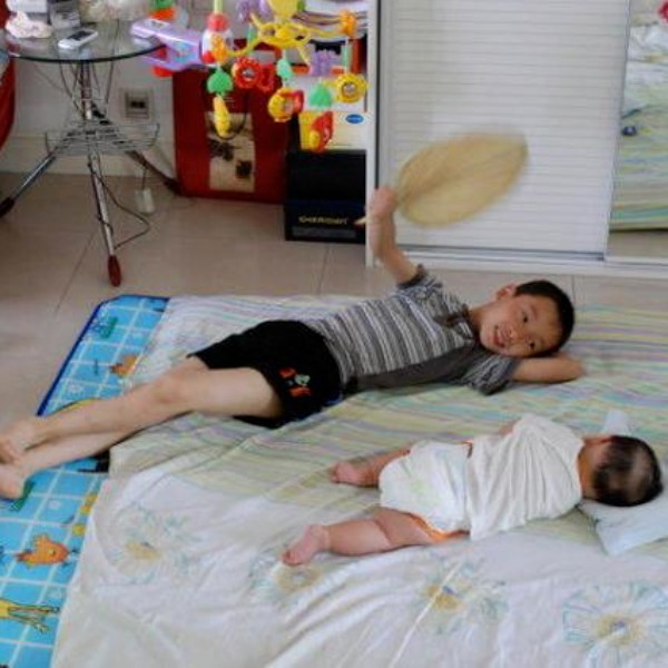  Mỗi ngày sau giờ học, Xiaolei là người chăm em bé cho mẹ làm việc. (Ảnh: KKnews)