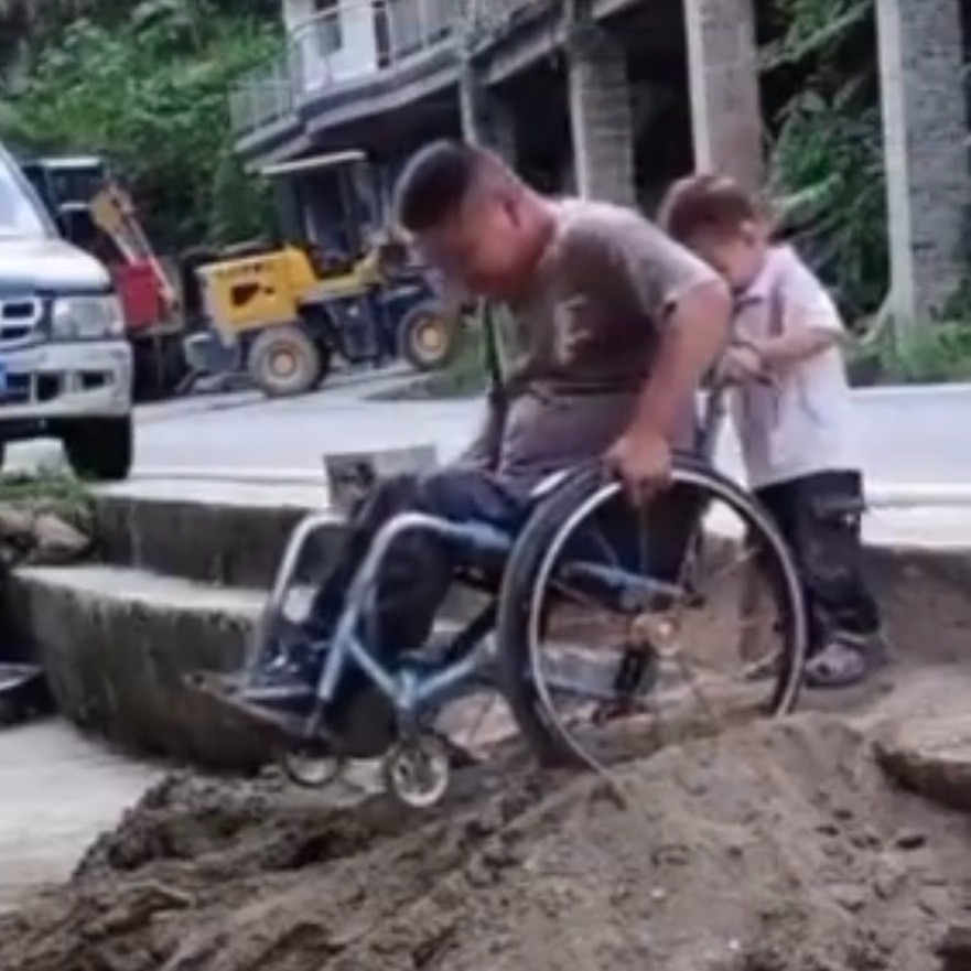  Dù còn nhỏ tuổi nhưng cậu bé đã rất hiểu chuyện, biết quan tâm bố.&nbsp;(Ảnh: Chụp màn hình Douyin)
