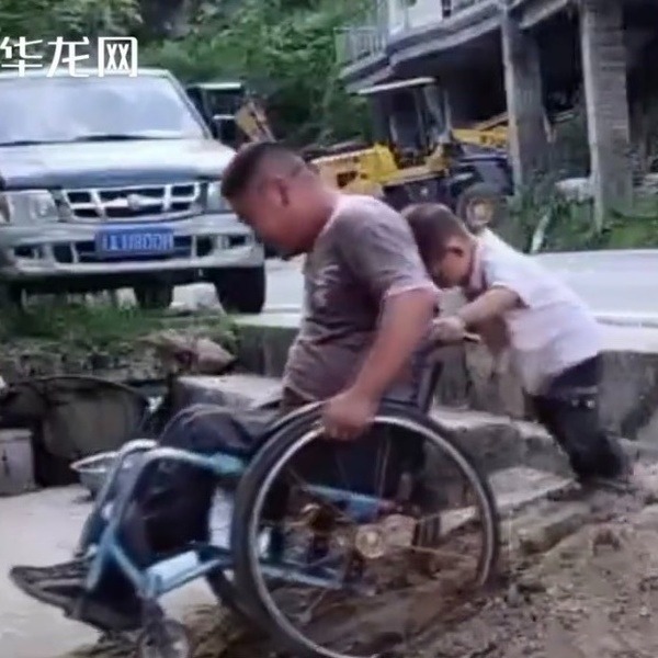  Càng bất ngờ hơn khi bé trai dùng sức phần đầu để chống lưng cho bố.&nbsp;(Ảnh: Chụp màn hình Douyin)
