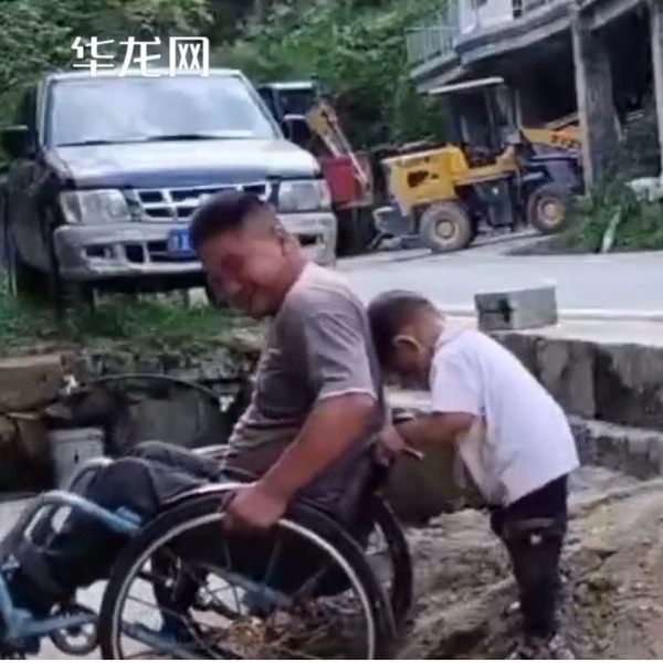  Anh Vương mỉm cười hạnh phúc trước hành động của con trai.&nbsp;(Ảnh: Chụp màn hình Douyin)