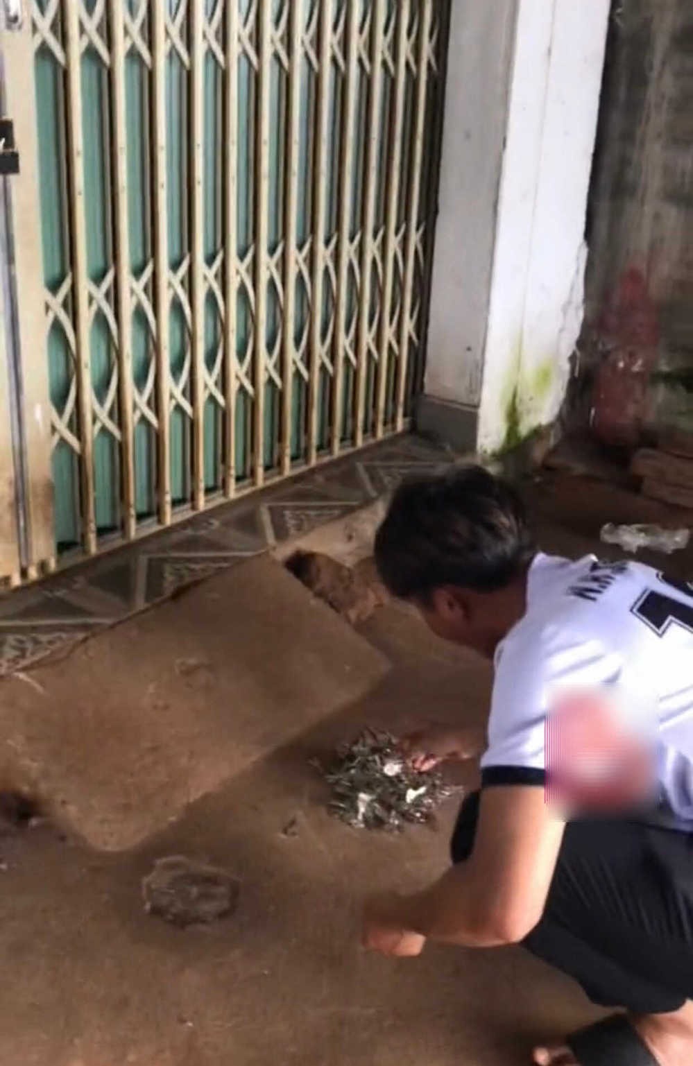  Các thanh niên phải tự tìm chìa khóa nhà vì ông chú không nhớ.&nbsp;(Ảnh: B.V)