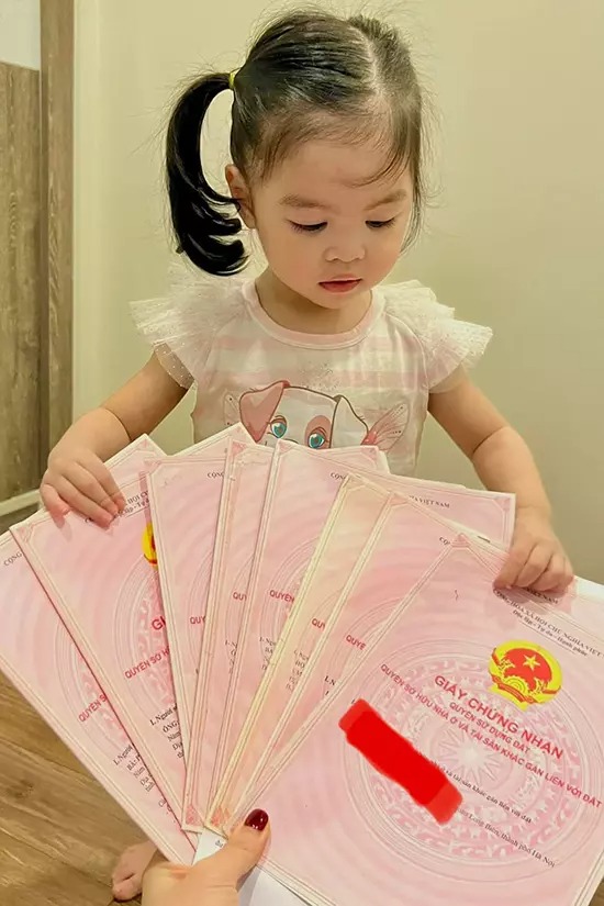 Bạn gái bí ẩn của Trần Bảo Sơn khoe thành quả lao động trong một năm.