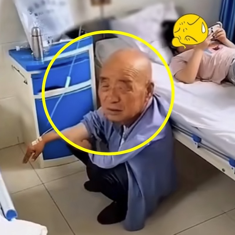  Người ông vẻ mặt xanh xao, đượm buồn. (Ảnh: Chụp màn hình Sina)