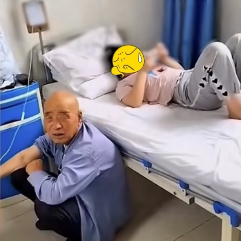  Cảnh tượng này được bố của cô bé ghi lại. (Ảnh: Chụp màn hình Sina)