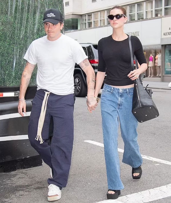 Brooklyn và vợ tay trong tay xuống phố ở New York hôm đầu tuần khi tin đồn hai nhà rạn nứt rộ lên. Ảnh: Splash