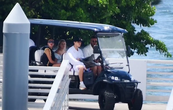 Vợ chồng Becks cùng hai con Cruz và Harper trên đường đi ăn trưa với vợ chồng đồng đội cũ Phil Neville trên du thuyền của gia đình ở Miami, Mỹ hôm 1/8. Ảnh: Mega