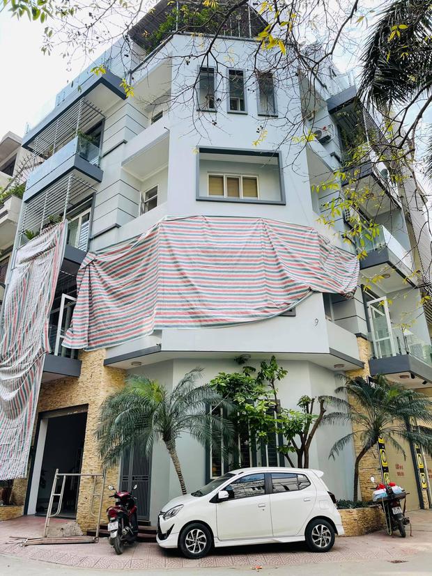 Hơn 10 năm nay, Hồng Đăng cùng vợ con chủ yếu sống ở biệt thự 3 mặt tiền, 5 tầng này