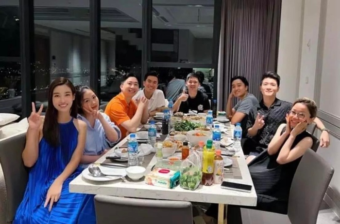 Cậu cả nhà bầu Hiển đăng ảnh tụ tập, có sự tham gia của em dâu tương lai Đỗ Mỹ Linh.