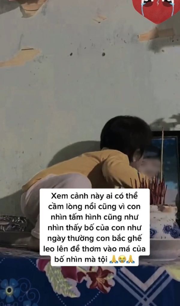 Cậu bé hôn lên di ảnh như cách em đã từng hôn bố mình.&nbsp;(Ảnh: Chụp màn hình TikTok D.)