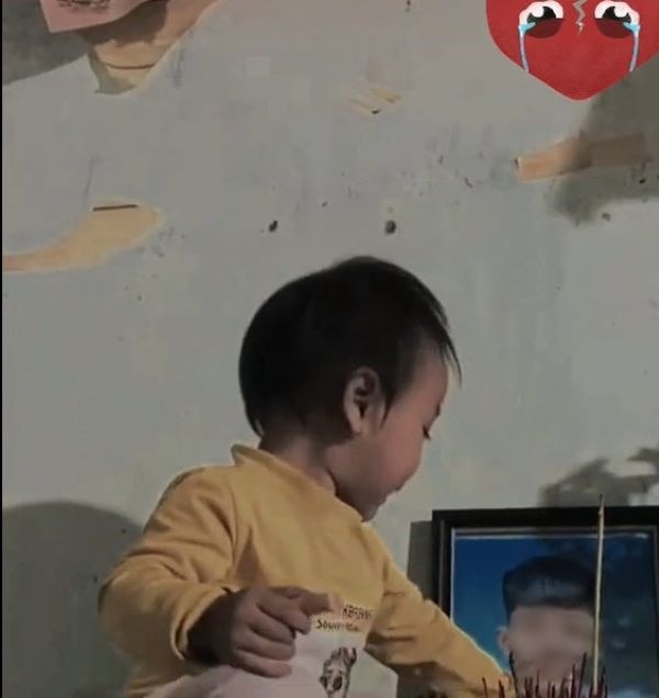  Có lẽ em vẫn nghĩ bố vẫn còn ở bên cạnh em. (Ảnh: Chụp màn hình TikTok D.)