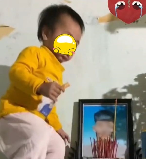  Cậu bé hàng ngày đều kê ghế để trèo lên bàn thờ của bố. (Ảnh: Chụp màn hình TikTok D.)