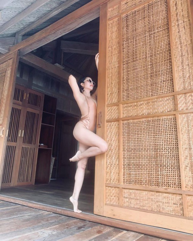 Đồ tắm tiệp màu da tôn lên vẻ đẹp gợi cảm của Ốc Thanh Vân.