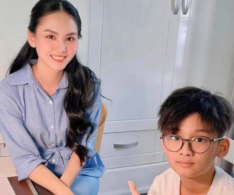 Bức ảnh Mai Phương chụp cùng với con trai đại gia Đức Huy gây tranh cãi. Ảnh: FB Mai Phương