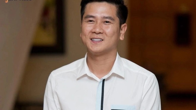 Hồ Hoài Anh đã có 20 năm công tác thuộc biên chế Học viện Âm nhạc Quốc gia Việt Nam. Anh là giảng viên đàn bầu tại khoa Âm nhạc truyền thống.
