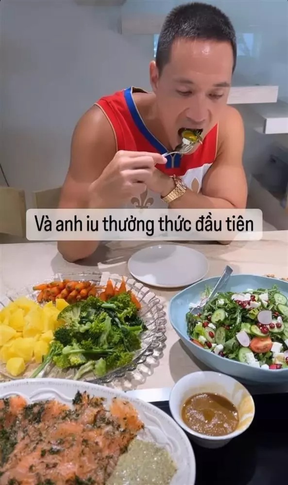 Mới đây, giọng ca "Vì Chính Là Em" khoe thành quả vào bếp bắt mắt, với những món "healthy". Người đẹp hào hứng nói về khoảnh khắc Kim Lý ăn uống: "Và anh yêu thưởng thức đầu tiên".