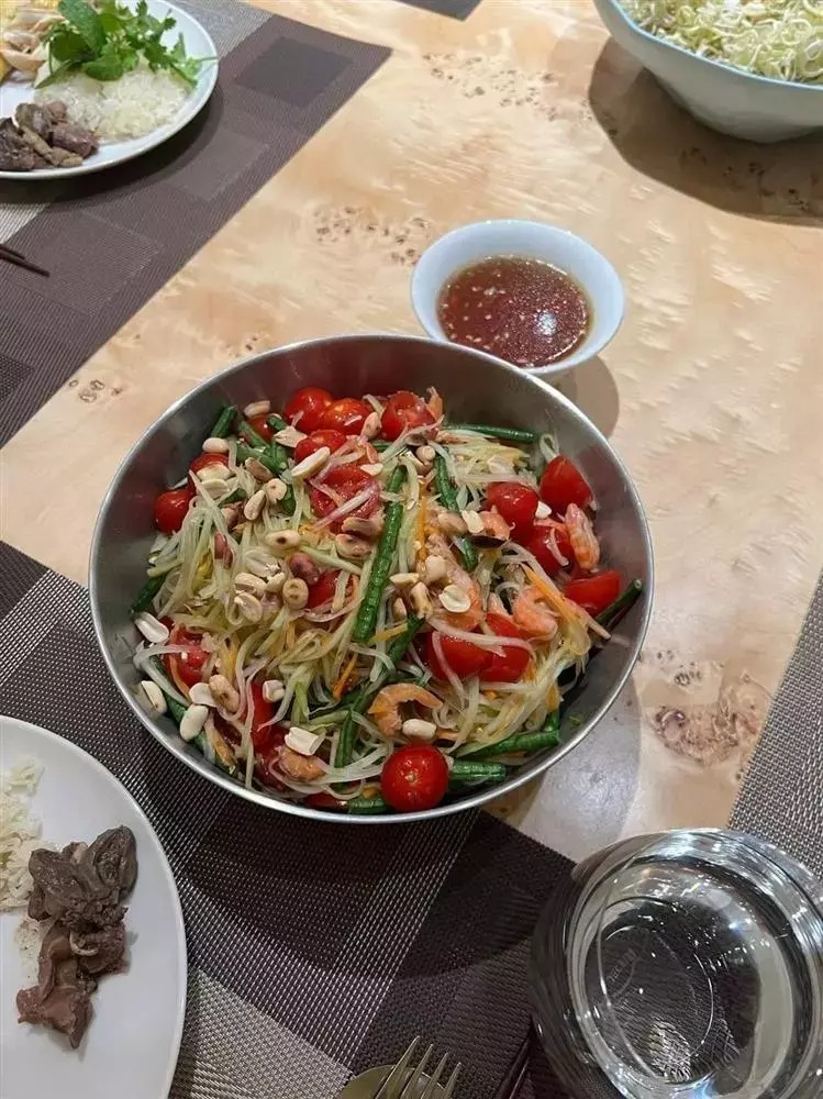 Món gỏi và cơm gà đãi khách của Hồ Ngọc Hà cũng khiến nhiều người phải khen ngợi.