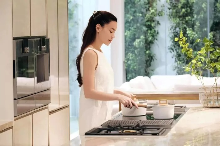 Là ca sĩ nổi tiếng, bận tham gia các hoạt động nghệ thuật, lấn sân kinh doanh cũng như chăm sóc con nhỏ, song Hồ Ngọc Hà vẫn thu xếp thời gian vào bếp nấu nướng chiêu đãi gia đình.