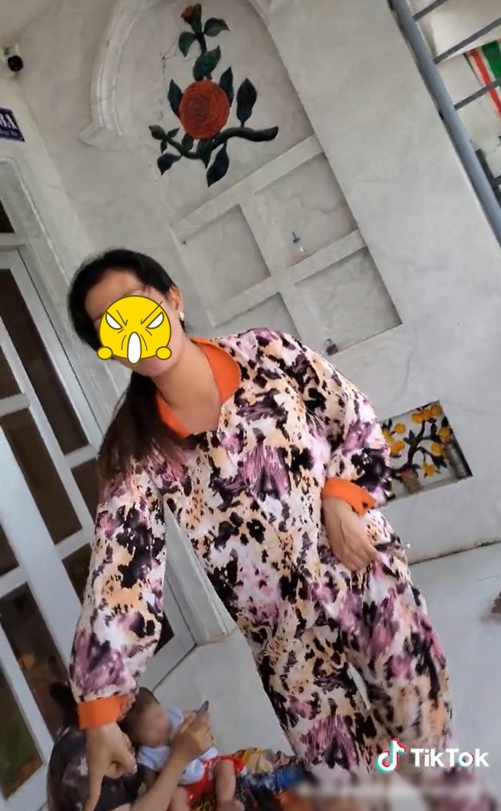  Có lúc dường như chị không giữ được bình tĩnh.&nbsp;(Ảnh: Chụp màn hình TikTok C.D.G.H.)