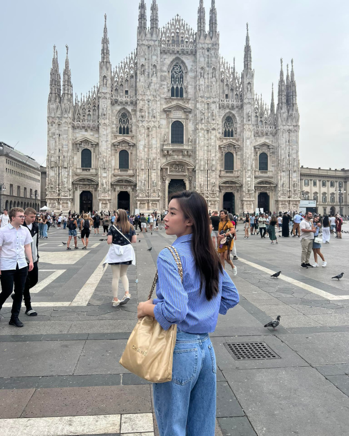 Mẫu sơ mi kẻ sọc dọc đến từ nhà mốt Miu Miu mà Đỗ Mỹ Linh diện khi đi du lịch có giá bán khoảng 20 triệu đồng. Ảnh: Ngoisao