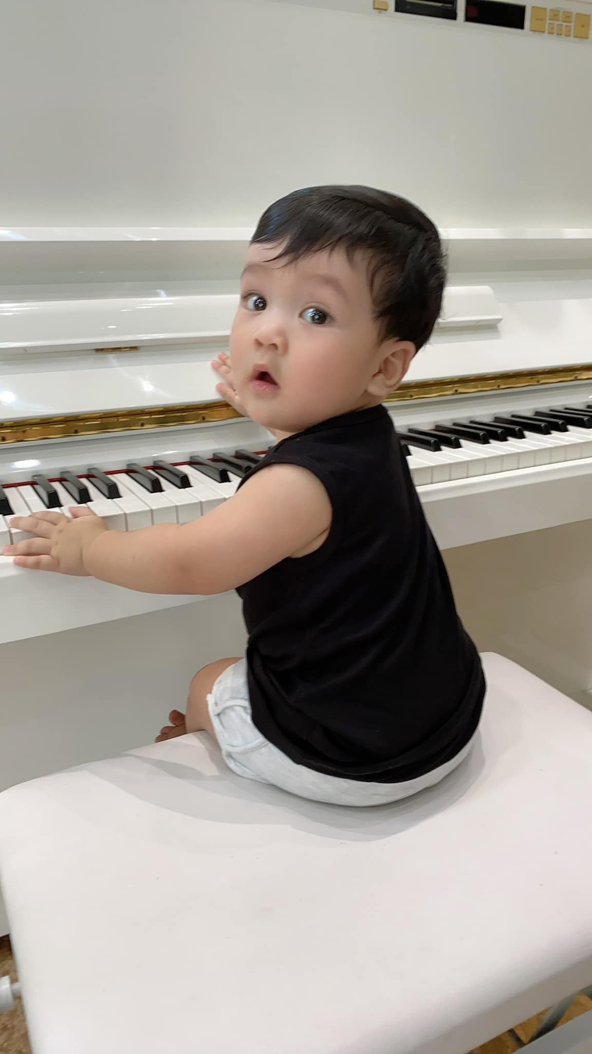 Những khung hình lúc nhỏ của bé Polo khiến nhiều khán giả thích thú vì sự dễ thương.