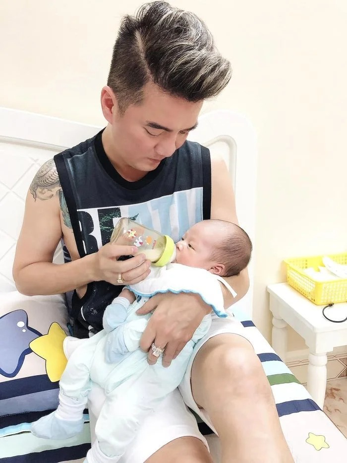 Để con có nguồn dinh dưỡng tốt nhất, Đàm Vĩnh Hưng không ngần ngại xin sữa mẹ cho con.