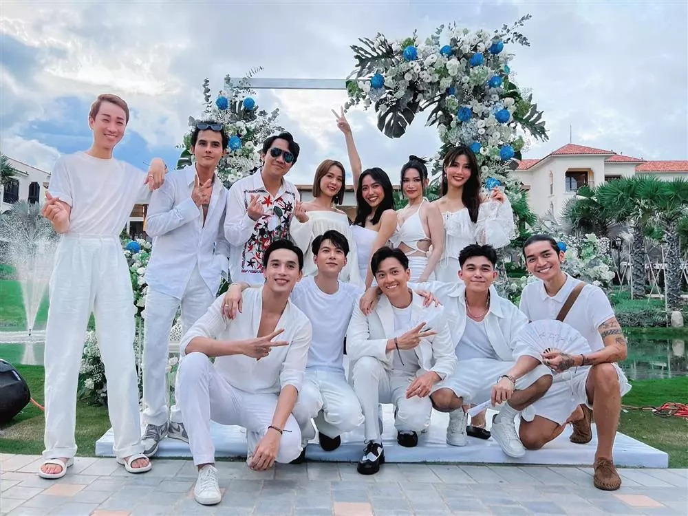 Từ ngày hôm qua (9/10), nhiều nghệ sĩ đã di chuyển tới địa điểm diễn ra hôn lễ Diệu Nhi - Anh Tú. Cặp đôi chiêu đãi khách mời tiệc tối Pre-wedding.