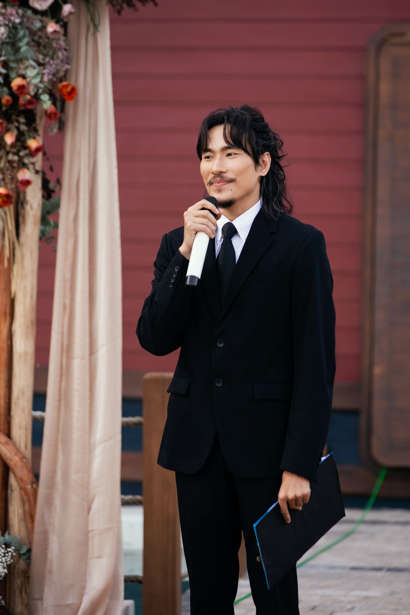 Là bạn bè, đồng nghiệp thân thiết với Diệu Nhi - Anh Tú, vừa qua Kiều Minh Tuấn được giao trọng trách cầm trịch đám cưới với vai trò MC.