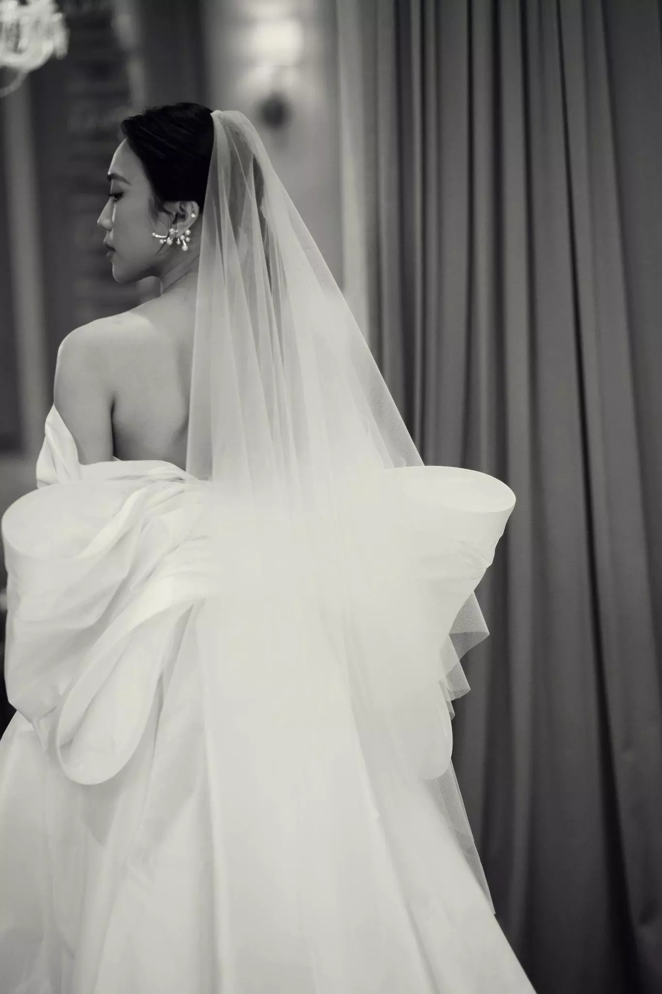 váy cưới của Diệu Nhi được nâng tầm với chi tiết thắt nơ to bản tạo điểm sáng hoàn hảo cho hình ảnh một Diệu Nhi cá tính, quyến rũ và hiện đại.