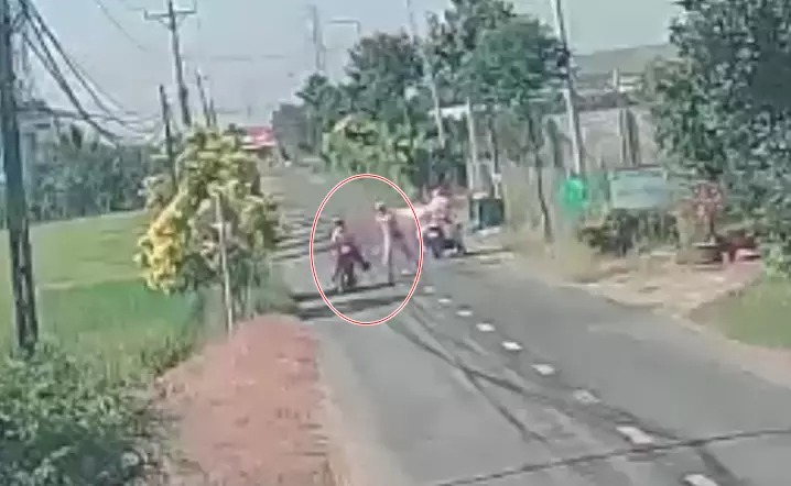 Clip: Nghi CSGT cầm dùi cui đuổi đánh người dân tới tấp