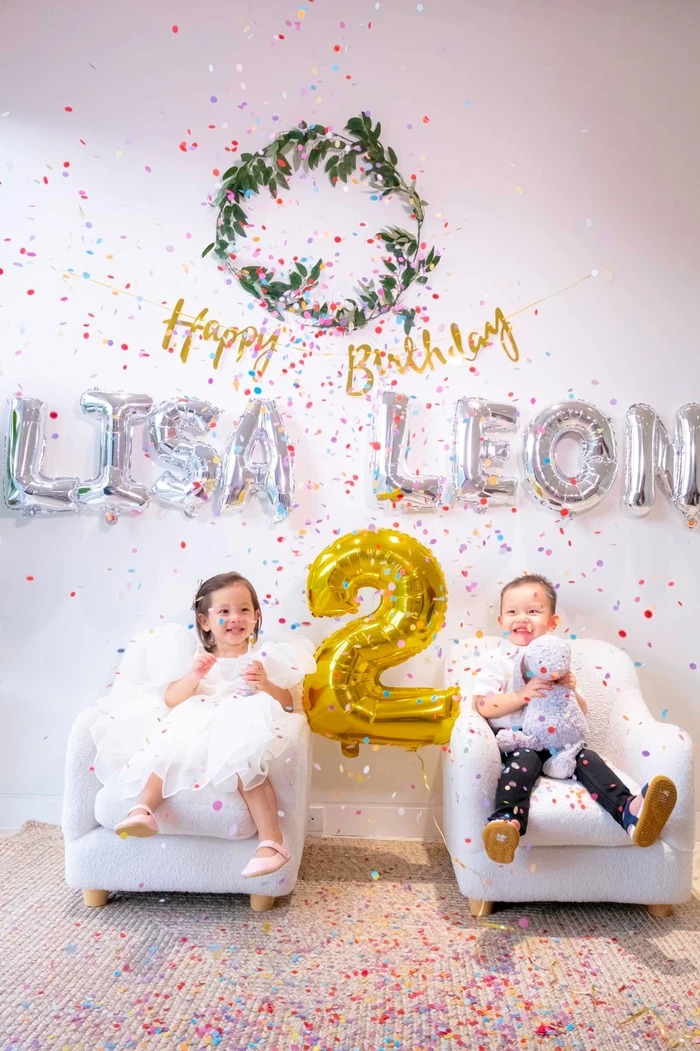 Biểu cảm đáng yêu của Lisa - Leon nhà Hà Hồ trong ngày sinh nhật khiến dân tình thích thú.