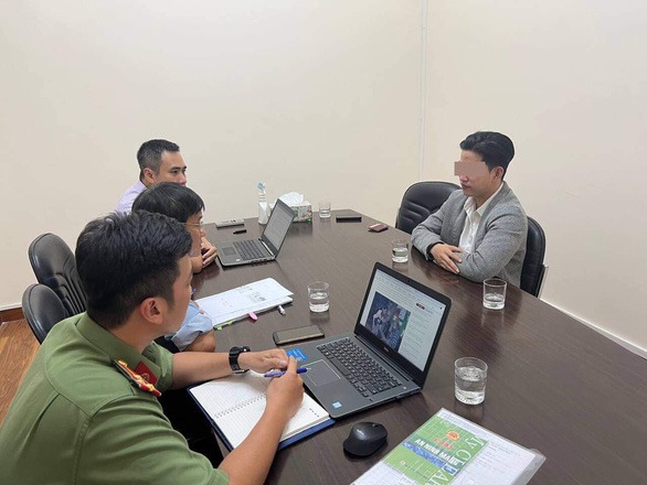 Chủ tài khoản TikTok Nờ Ô Nô làm việc với cơ quan chức năng, chiều 29/11. Ảnh: Sở Thông tin và Truyền thông TP HCM