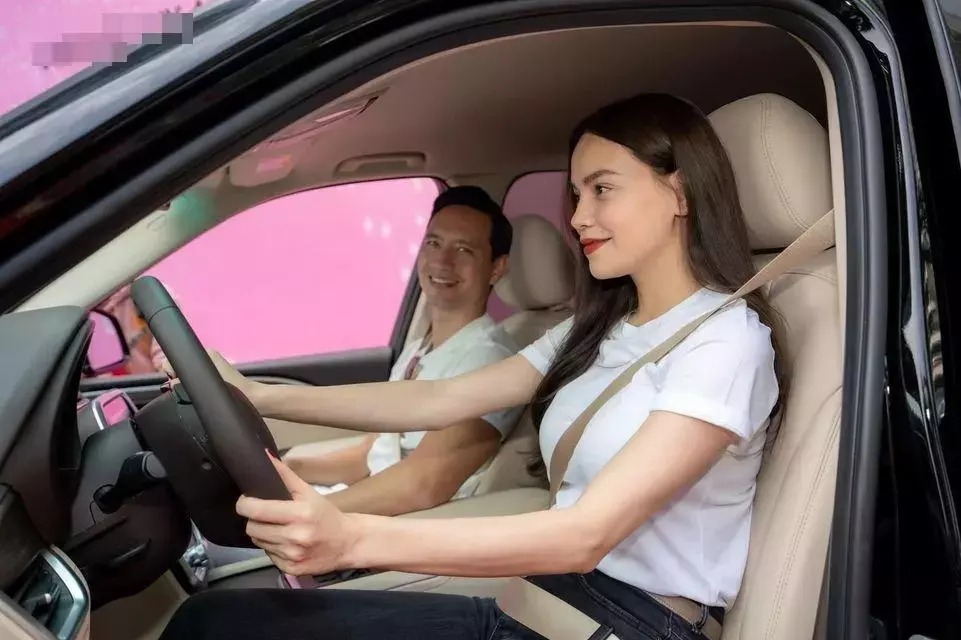 Tháng 12/2020, người tình Kim Lý gây chú ý khi tiết lộ mua 4 xế hộp cùng lúc. Cô tậu xe không chỉ cho bản thân mà còn cho người thân và nhân viên. 