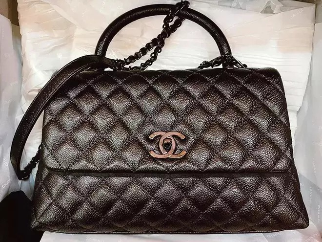 Cụ thể, nữ ca sĩ gốc Hàn tặng cộng sự chiếc túi hàng hiệu có giá 4.500 USD, khoảng 104 triệu đồng...