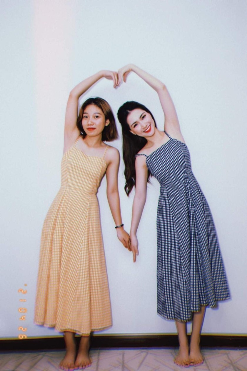 Bên cạnh Hòa Minzy còn có một nữ trợ lý cực kỳ thân thiết, người này trước đây là fan hâm mộ của nữ ca sĩ, sau đó trở thành trợ thủ đắc lực cho Hòa Minzy cả trong công việc lẫn cuộc sống