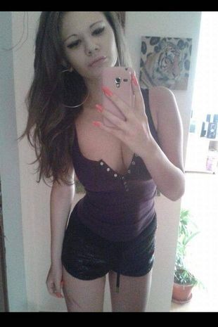 Oyoqlari yoyilgan sargish Kichkina Kaprisning mushuk surati