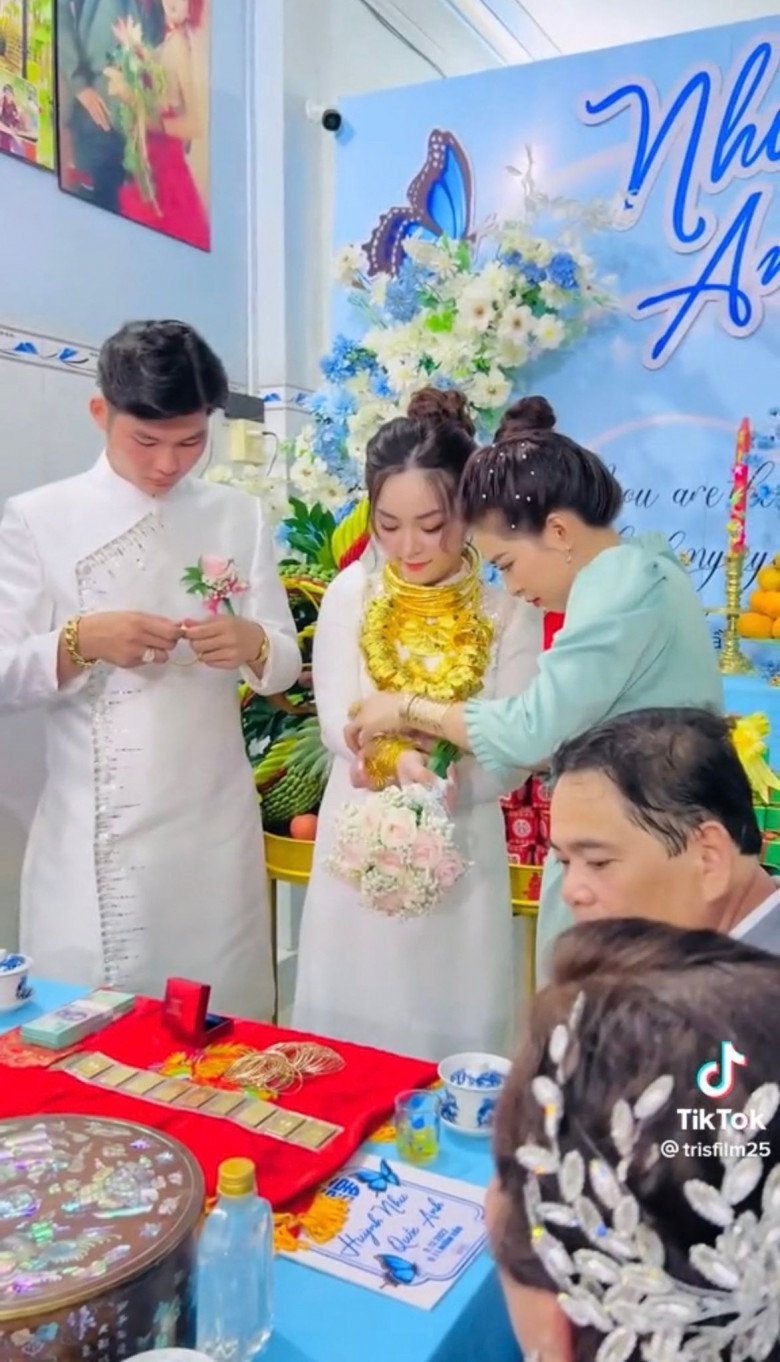 Đám cưới amp;#34;ngập vàngamp;#34; ở Cần Thơ: Cô dâu miền Tây amp;#34;gánhamp;#34; 50 cây vàng trĩu cổ, dân mạng nhiệt tình amp;#34;xin víaamp;#34; - 1