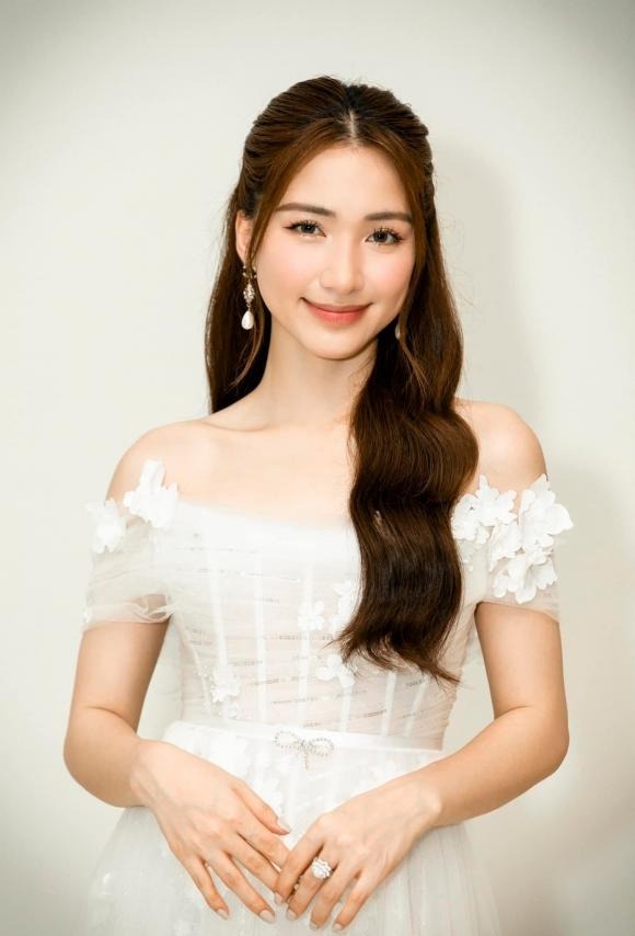 Được biết, toàn bộ số tiền mà Hòa Minzy bỏ ra để báo hiếu bố mẹ đều do chính cô dành dụm và tiết kiệm. Dù từng yêu thiếu gia nhà hào môn nhưng Hòa Minzy rất rõ ràng trong chuyện tiền bạc. Cô nhiều lần khẳng định bản thân kiếm ra và tự chủ trong kinh tế, nên có thể tự hào báo hiếu bố mẹ, giúp đỡ gia đình, nuôi em trai ăn học...