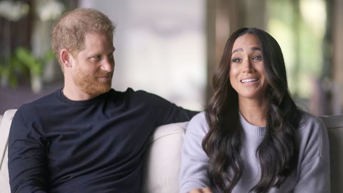 Động thái mới của vợ chồng Harry khiến Hoàng gia nổi trận lôi đình, mô tả  là 'đòn tấn công ma mãnh"
