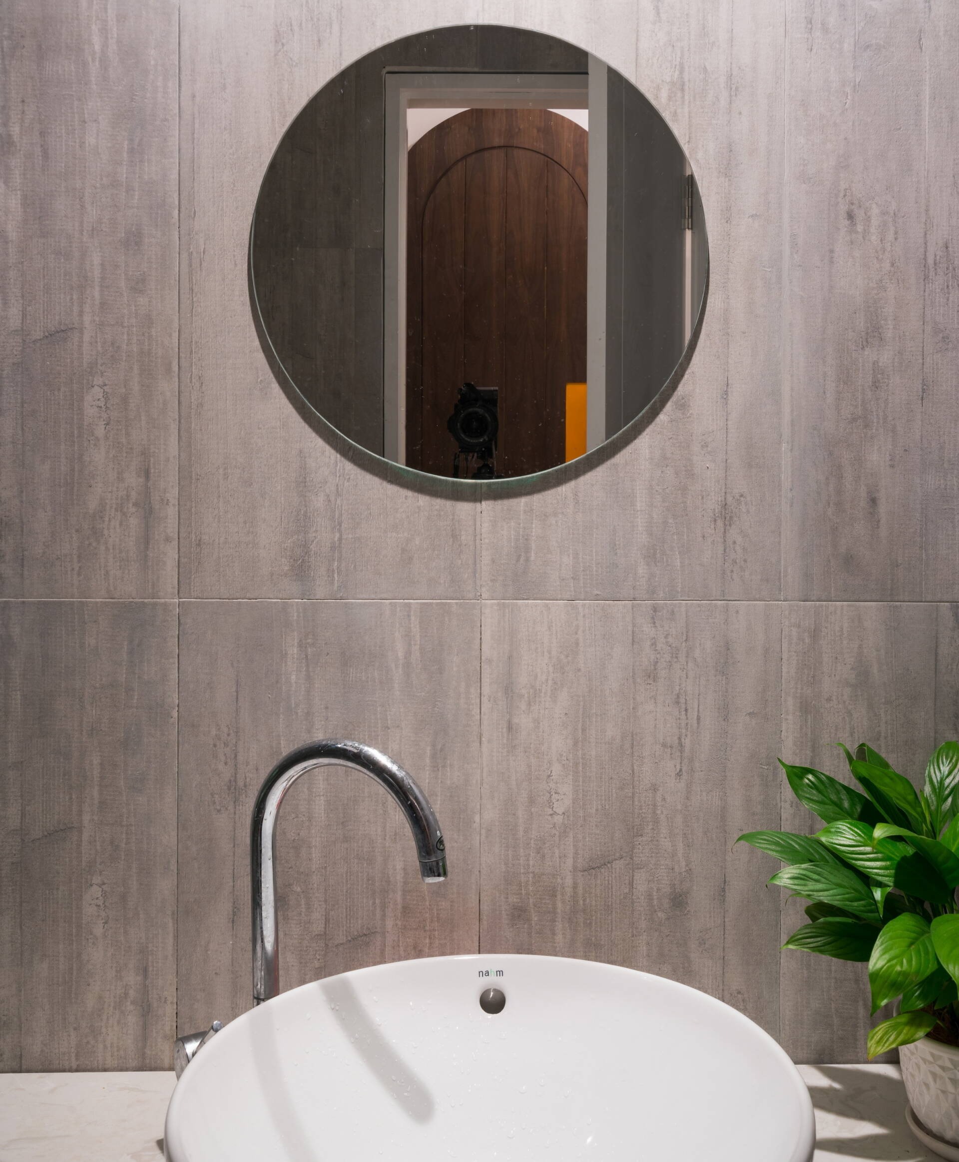 các yếu tố truyền thống được lồng ghép khéo léo trong không gian mang đậm tính trẻ trung, hiện đại, tối giản.