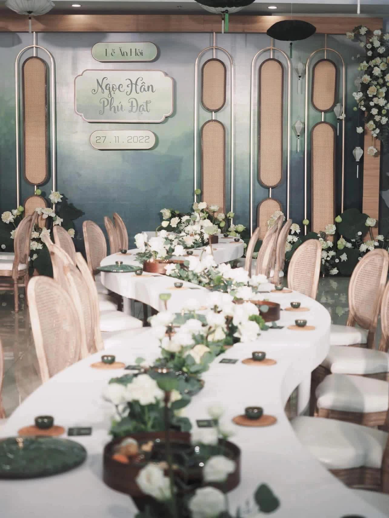 Các họa tiết từ mây tre đan ở cổng chào, backdrop, ghế ngồi... cũng được cô dâu chọn lựa tỉ mỉ để trang trí cho không gian ăn hỏi.